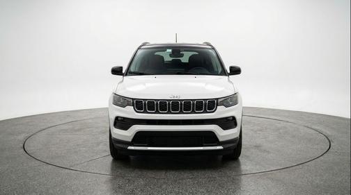 Bright White Clearcoat 2025 Jeep Compass Latitude