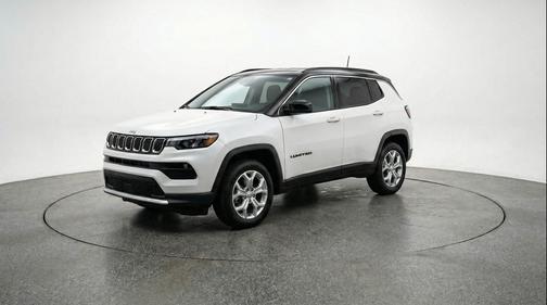 Bright White Clearcoat 2025 Jeep Compass Latitude