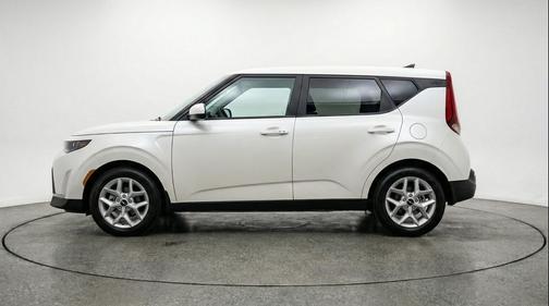 Snow White Pearl 2025 Kia Soul LX