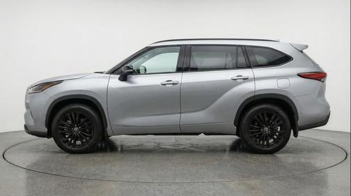 Celestial Silver Metallic 2025 Toyota Highlander LE