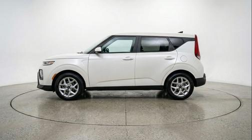 Snow White Pearl 2025 Kia Soul LX