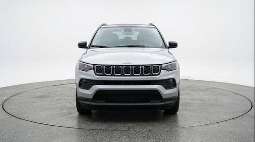 Silver Zynith Metallic Clearcoat 2025 Jeep Compass Latitude
