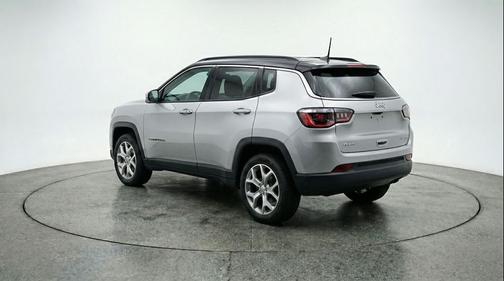 Silver Zynith Metallic Clearcoat 2025 Jeep Compass Latitude