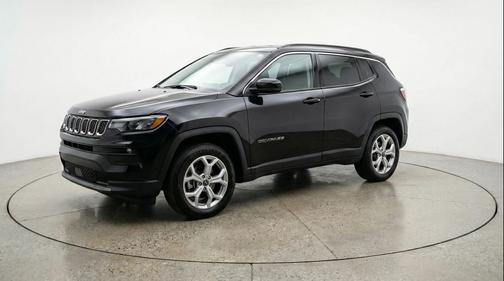 Diamond Black Crystal Pearlcoat 2025 Jeep Compass Latitude