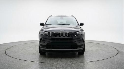 Diamond Black Crystal Pearlcoat 2025 Jeep Compass Latitude