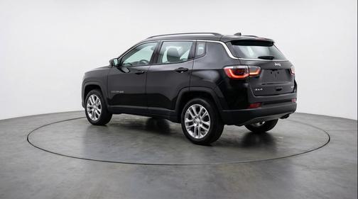 Diamond Black Crystal Pearlcoat 2025 Jeep Compass Latitude