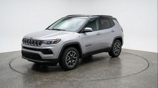 Silver Zynith Metallic Clearcoat 2025 Jeep Compass Trailhawk