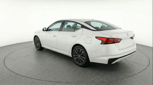 Glacier White 2025 Nissan Altima SV FWD