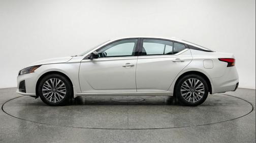Glacier White 2025 Nissan Altima SV FWD
