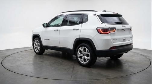 Bright White Clearcoat 2025 Jeep Compass Latitude