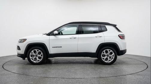 Bright White Clearcoat 2025 Jeep Compass Latitude