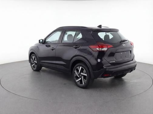 Super Black 2025 Nissan Kicks SV