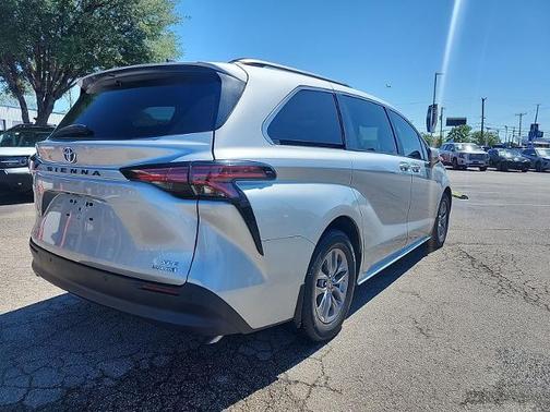 2021 Toyota Sienna XLE 8 PASSENGER