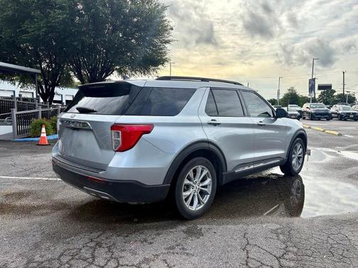 ICONIC SILVER METALLIC 2023 Ford Explorer XLT