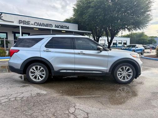 ICONIC SILVER METALLIC 2023 Ford Explorer XLT