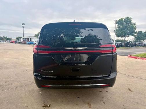 Brilliant Black Crystal Pearlcoat 2024 Chrysler Pacifica TOURING L
