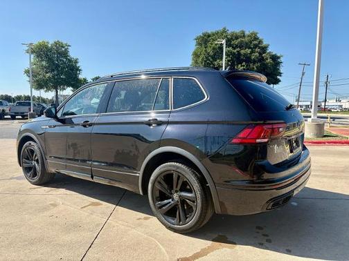 Deep Black Pearl Effect 2023 Volkswagen Tiguan 2.0T SE R-LINE BLACK