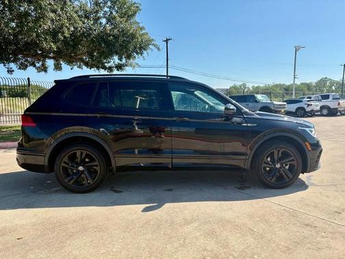 Deep Black Pearl Effect 2023 Volkswagen Tiguan 2.0T SE R-LINE BLACK