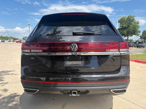 Deep Black Pearl Effect 2024 Volkswagen Atlas 2.0T SE
