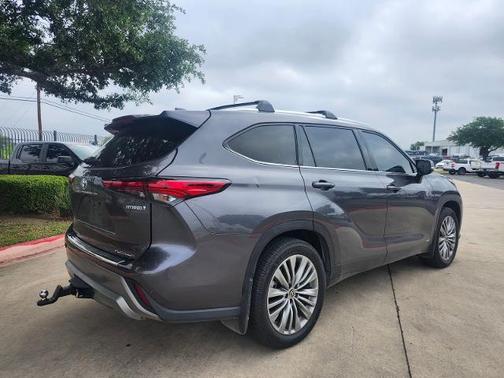 Magnetic Gray Metallic 2022 Toyota Highlander PLATINUM