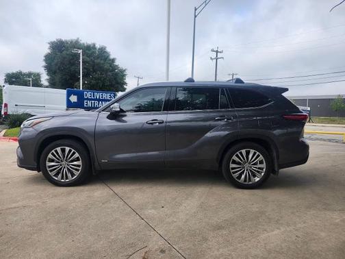Magnetic Gray Metallic 2022 Toyota Highlander PLATINUM