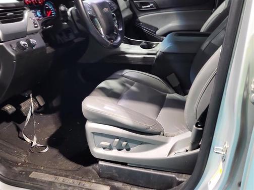 Silver Ice Metallic 2019 Chevrolet Suburban LT