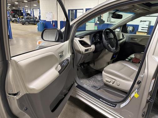 2017 Toyota Sienna 