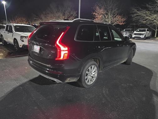 2017 Volvo XC90 T6 Momentum