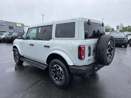 Avalanche Gray 2026 Ford Bronco Outer Banks