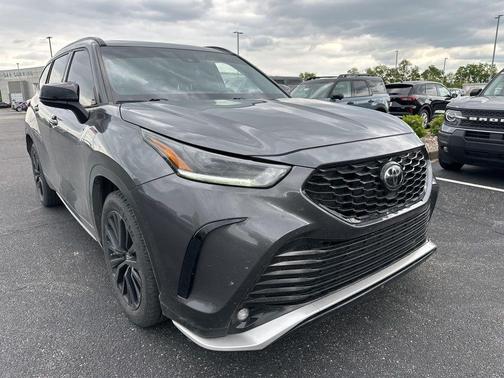 Magnetic Gray Metallic 2023 Toyota Highlander XSE