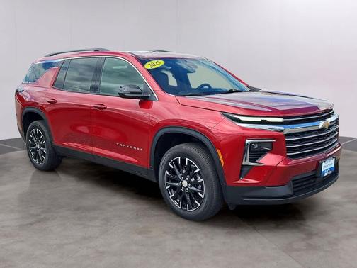 Radiant Red Tintcoat 2025 Chevrolet Traverse LT
