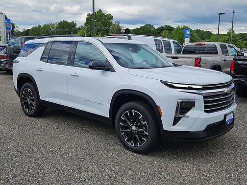 Summit White 2026 Chevrolet Traverse LT