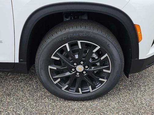 Summit White 2026 Chevrolet Traverse LT