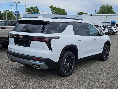 Summit White 2026 Chevrolet Traverse LT
