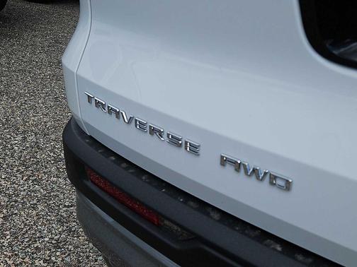 Summit White 2026 Chevrolet Traverse LT