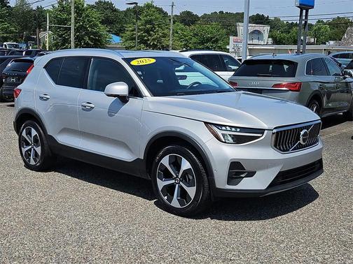 2025 Volvo XC40 B5 Plus Bright Theme
