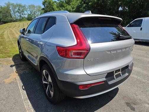 2025 Volvo XC40 B5 Plus Bright Theme
