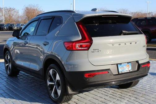 2024 Volvo XC40 B5 Plus Dark Theme