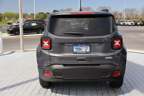 Graphite Gray 2022 Jeep Renegade Latitude