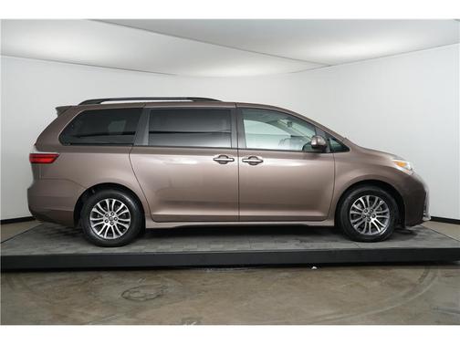 2018 Toyota Sienna XLE