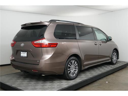 2018 Toyota Sienna XLE