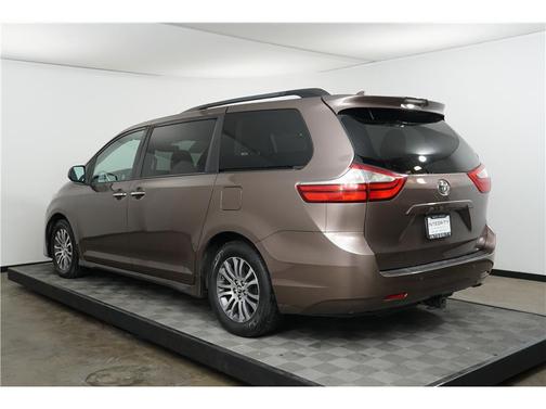 2018 Toyota Sienna XLE