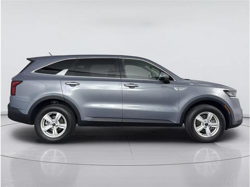 Everlasting Silver 2022 Kia Sorento LX