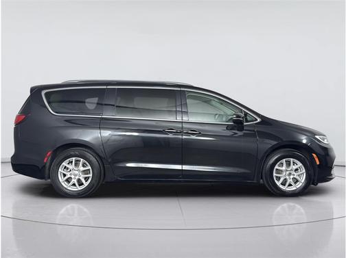 Brilliant Black Crystal Pearlcoat 2021 Chrysler Pacifica Touring L