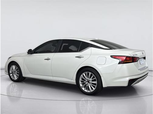 Pearl White Tricoat 2021 Nissan Altima 2.5 SV