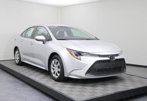 Photo 2 of 32 of 2020 Toyota Corolla LE