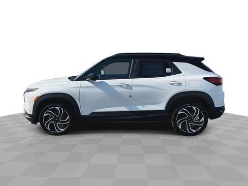 Iridescent Pearl Tricoat 2026 Chevrolet Trailblazer RS