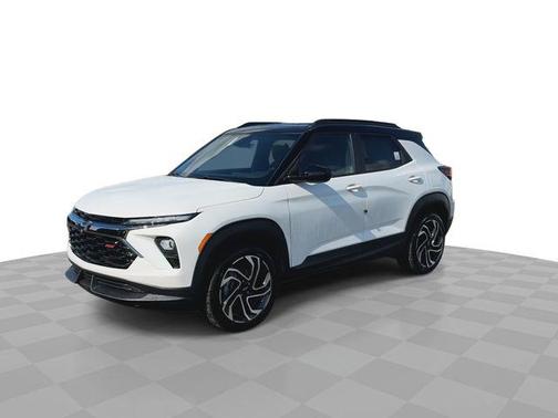 Iridescent Pearl Tricoat 2026 Chevrolet Trailblazer RS