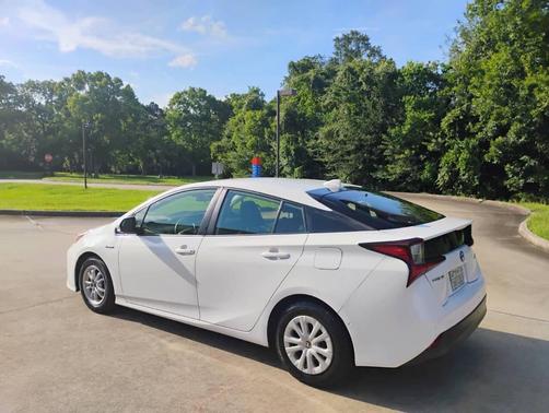White 2019 Toyota Prius LE
