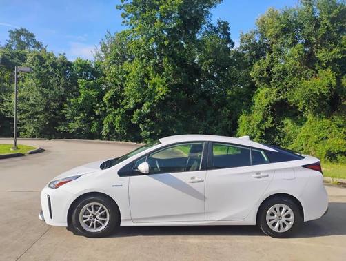 White 2019 Toyota Prius LE